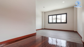 *****ทาวน์เฮ้าส์มือสองย่านกรุงเทพฯ ม.โชคชัย4 ลาดพร้าว เนื้อที่กว้างขวางมากถึง 24 ตร.ว. ฟังก์ชัน 3 ห้องนอน 2 ห้องน้ำ ที่จอดรถ 3 คัน ตกแต่งใหม่ทั้งหลัง โครงการตั้งบนทำเลเดินทางสะดวก ใกล้เมือง เชื่อมต่อรถไฟฟ้าสายสีเหลือง "สถานีโชคชัย4" และทางด่วน "ฉลองรัช" จองเลย!